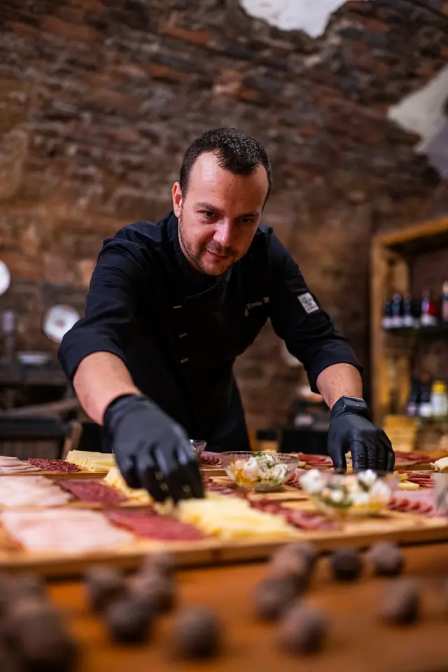 Branding-Fotografie eines Kochs in Sibiu beim Anrichten eines Fine-Dining-Gerichts in einer professionellen Küche, mit Fokus auf Präzision und Kochkunst.
