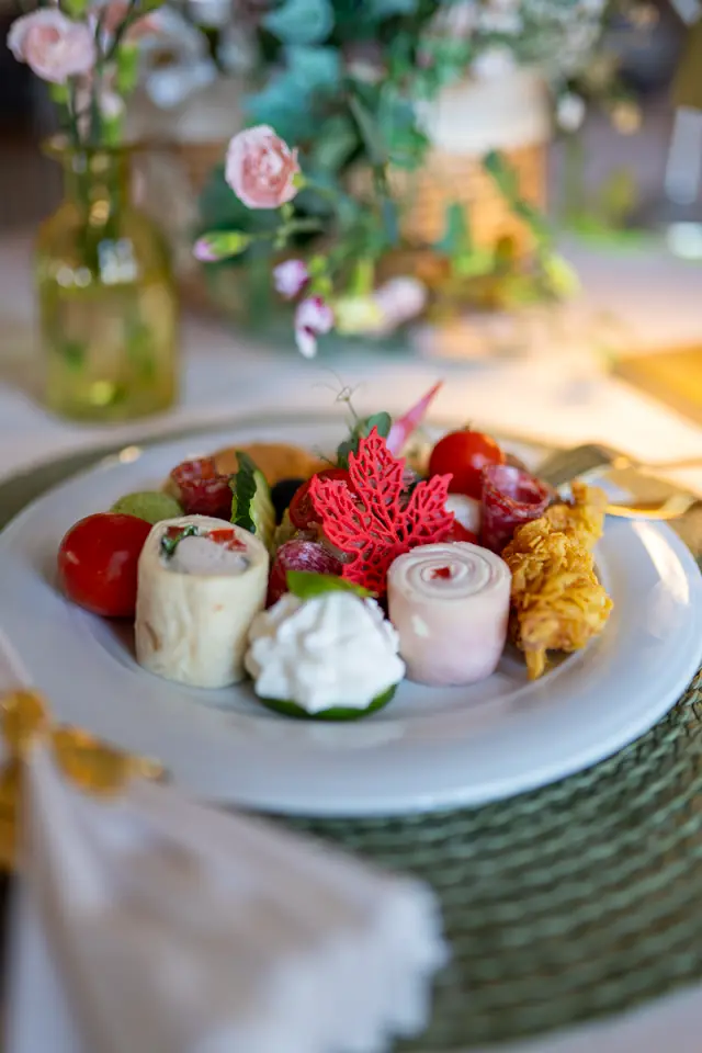 Nahaufnahme einer Fine-Dining-Speise in Sibiu, stilvoll angerichtet mit Fokus auf Texturen, Farben und Anrichtetechniken.